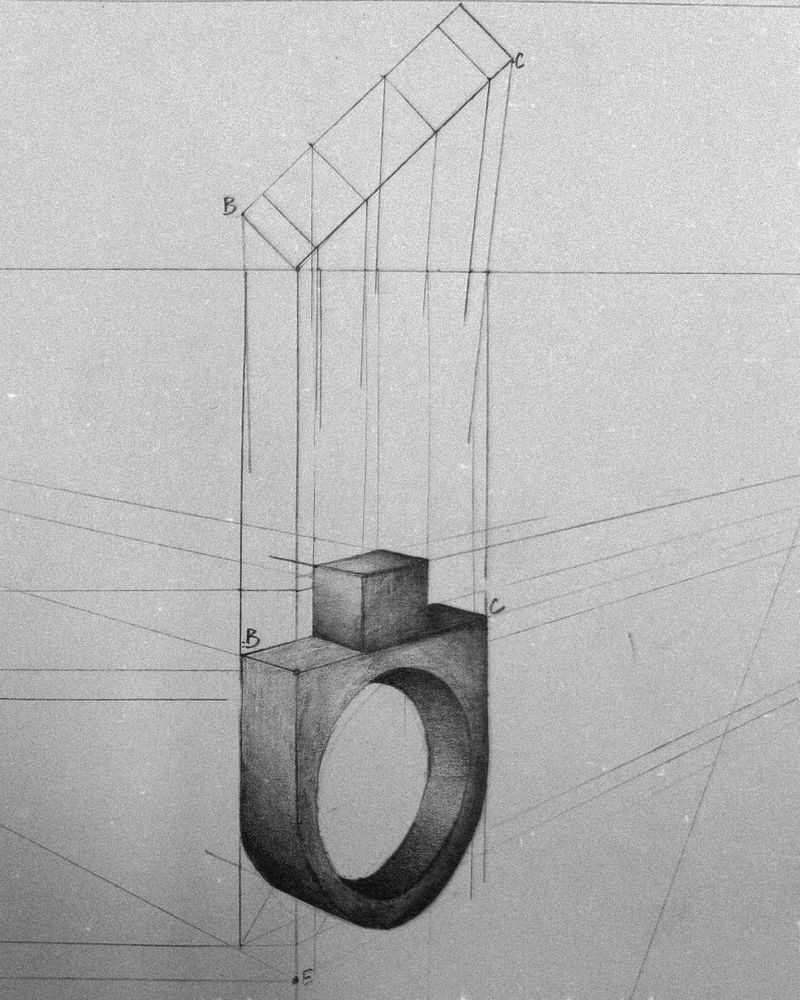 Dessin au crayon d'une bague à plateau carré, construite en perspective à partir d'un plan et de lignes de fuite.