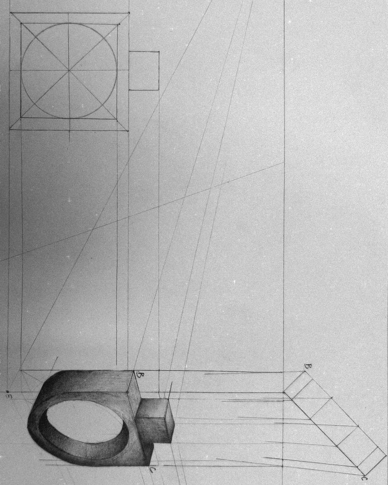 Dessin au crayon d'une bague à plateau carré, construite en perspective à partir d'un plan et de lignes de fuite.