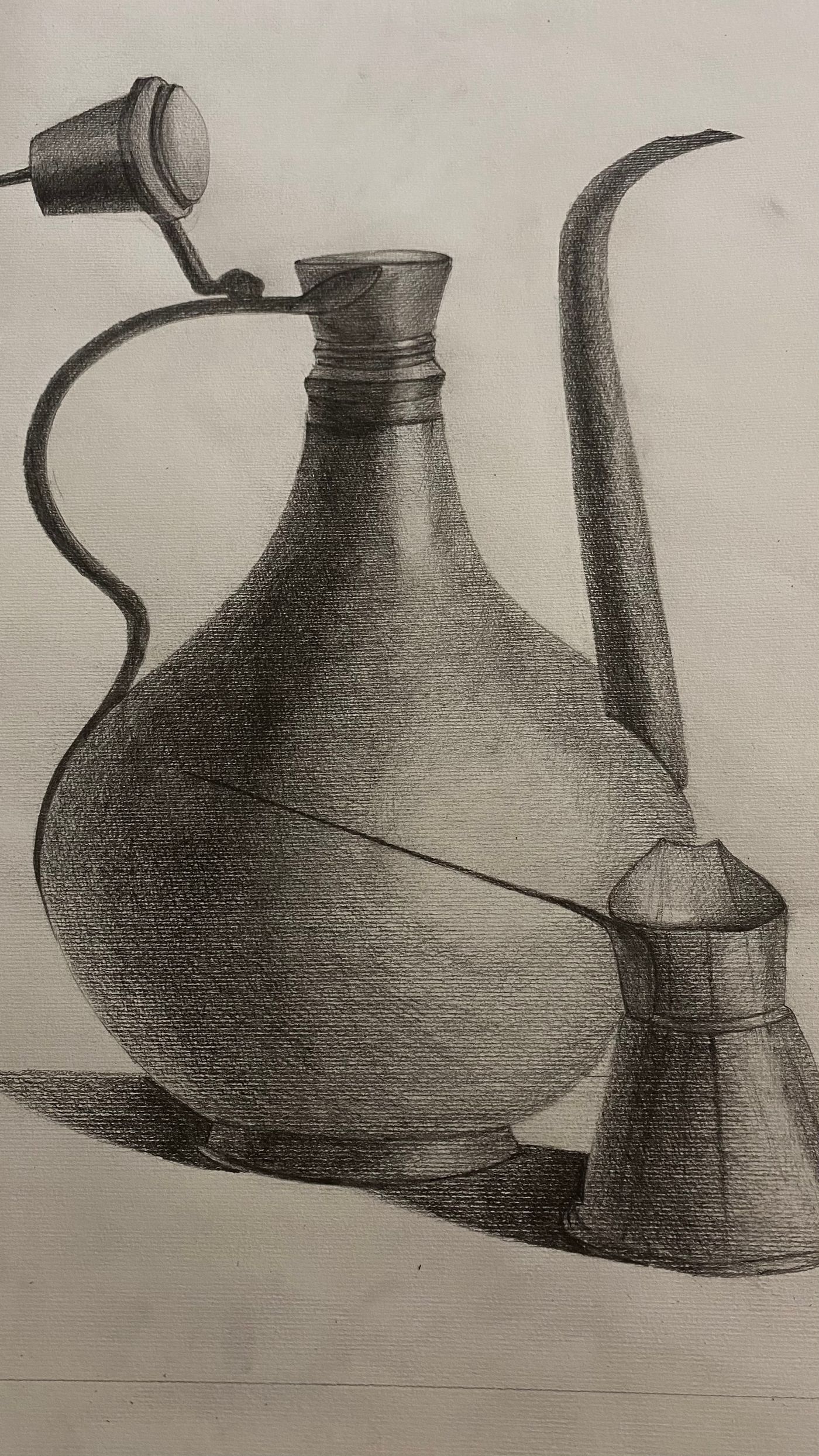 Dessin au crayon d'une aiguière à long bec et anse, un petit pot à côté, ombres portées sur la table.